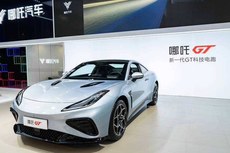 成都107哪吒汽车在智能汽车领域的表现，领途汽车在新能源汽车市场中的影响力